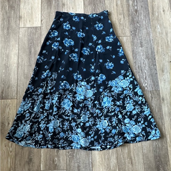 🛍️ Aprie Correll Navy with blue floral skirt with side zipper + button closure - Picture 2 of 7